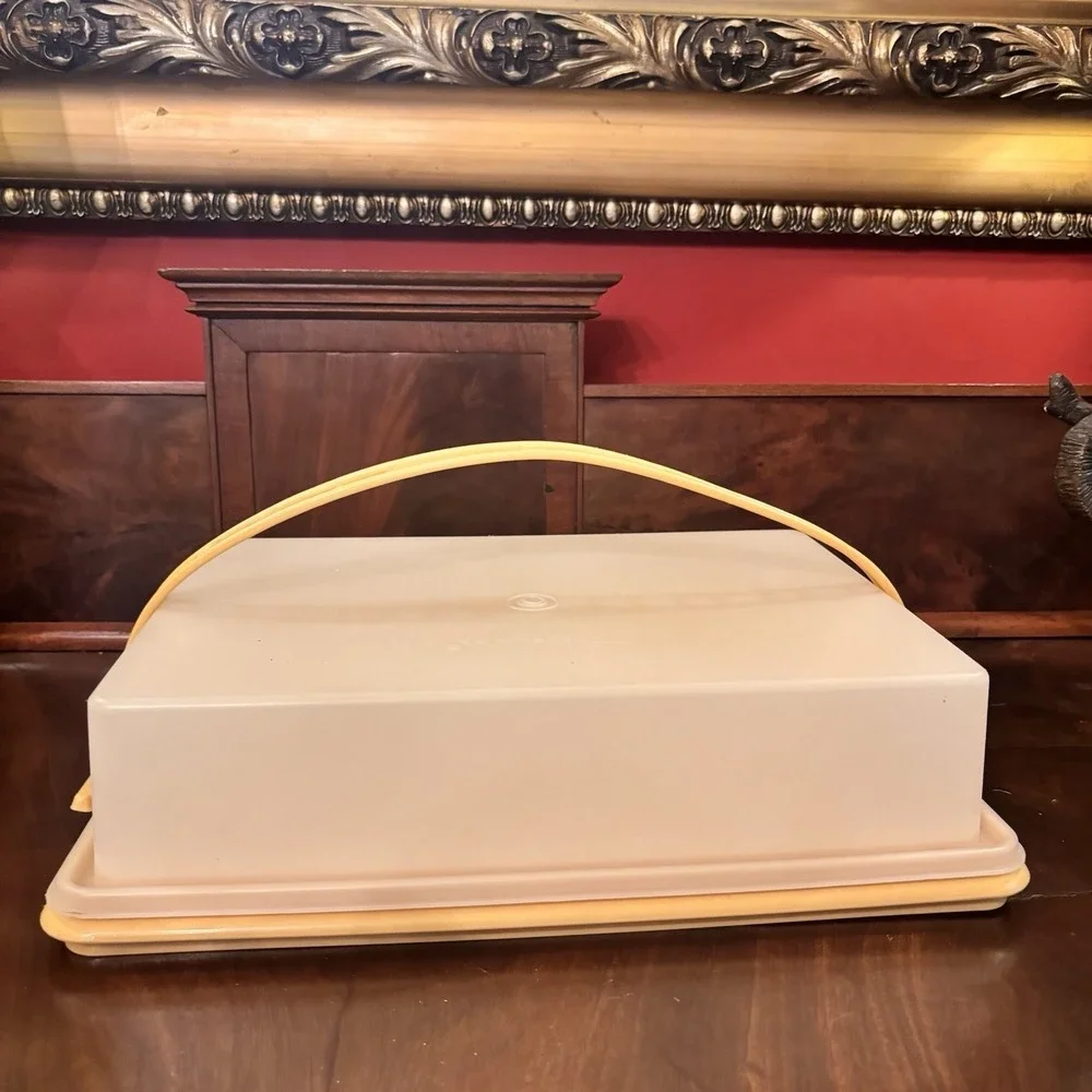 Vintage Tupperware Rectangular Cake Taker Carrier Harvest Gold Yellow Handle